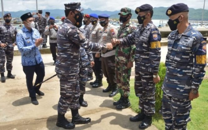 
					Pangkoarmada II ,Laksda TNI Dr.Iwan Isnurwanto,saat mengunjungi Poskamladu di pelabuhan perikanan Pacitan.Rabu (17/12/21).