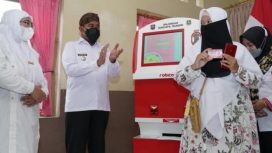 Bupati Sumenep Ahmad Fauzy, saat peluncuran program layanan kependudukan di Kecamatan Kalianget.