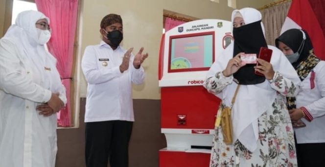
					Bupati Sumenep Ahmad Fauzy, saat peluncuran program layanan kependudukan di Kecamatan Kalianget.