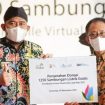 Penyerahan sambungan listrik secara simbolis dilakukan eneral Manager PLN UID Jawa Timur, Adi Priyanto (kanan) kepada Bupati Sumenep, Achmad Fauzi di Balai Desa Baban, Sumenep, Kamis (18/11/2021).