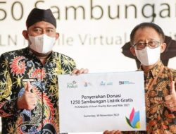 Penyerahan sambungan listrik secara simbolis dilakukan eneral Manager PLN UID Jawa Timur, Adi Priyanto (kanan) kepada Bupati Sumenep, Achmad Fauzi di Balai Desa Baban, Sumenep, Kamis (18/11/2021).