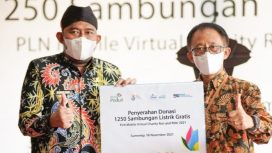 Penyerahan sambungan listrik secara simbolis dilakukan eneral Manager PLN UID Jawa Timur, Adi Priyanto (kanan) kepada Bupati Sumenep, Achmad Fauzi di Balai Desa Baban, Sumenep, Kamis (18/11/2021).