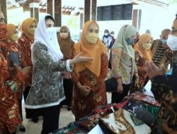 Ketua Dekranasda Jawa Timur, Arumi Bachsin Emil Dardak usai menghadiri pelantikan Pengurus Dewan Kerajinan Nasional Daerah (Dekranasda) Sidoarjo masa bakti 2021-2024, di Pendopo Kabupaten Sidoarjo, Kamis (18/11/2021).