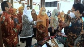 Ketua Dekranasda Jawa Timur, Arumi Bachsin Emil Dardak usai menghadiri pelantikan Pengurus Dewan Kerajinan Nasional Daerah (Dekranasda) Sidoarjo masa bakti 2021-2024, di Pendopo Kabupaten Sidoarjo, Kamis (18/11/2021).