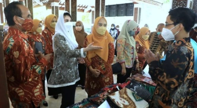 
					Ketua Dekranasda Jawa Timur, Arumi Bachsin Emil Dardak usai menghadiri pelantikan Pengurus Dewan Kerajinan Nasional Daerah (Dekranasda) Sidoarjo masa bakti 2021-2024, di Pendopo Kabupaten Sidoarjo, Kamis (18/11/2021).