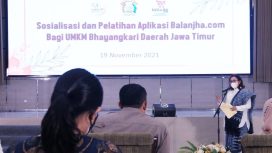 Ketua Bhayangkari Jawa timur, Ully Nico Afinta saat menggelar sosialisasi dan pelatihan Aplikasi Balanjha.com di Gedung Mahameru, Mapolda Jatim, Jumat (19/11/21).