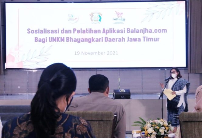 
					Ketua Bhayangkari Jawa timur, Ully Nico Afinta saat menggelar sosialisasi dan pelatihan Aplikasi Balanjha.com di Gedung Mahameru, Mapolda Jatim, Jumat (19/11/21).
