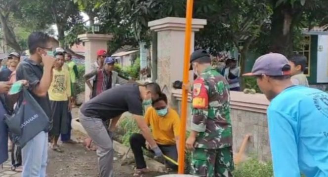 
					Kades Lojejer Ikut Bantu Warga dalam Pemasangan Tiang Listrik PJU