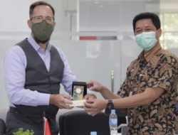 (dari kiri) Regional English Language Officer US Embassy Jakarta Dr Bradley Horn bersama Wakil Rektor IV ITS Bambang Pramujati ST MSc Eng PsD.