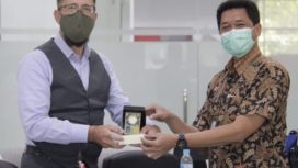 (dari kiri) Regional English Language Officer US Embassy Jakarta Dr Bradley Horn bersama Wakil Rektor IV ITS Bambang Pramujati ST MSc Eng PsD.