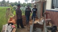 H. Rakman Kades Kedungjeruk turun langsung mengawasi pembangunan mushola dan kantor desa, Sabtu (20/11/21)