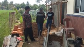 H. Rakman Kades Kedungjeruk turun langsung mengawasi pembangunan mushola dan kantor desa, Sabtu (20/11/21)