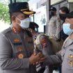 Kapolresta Sidoarjo Kombes Pol Kusumo Wahyu Bintoro, saat memberangkatkan anggota nya untuk pengamanan Pilkades Sumenep.