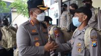 Kapolresta Sidoarjo Kombes Pol Kusumo Wahyu Bintoro, saat memberangkatkan anggota nya untuk pengamanan Pilkades Sumenep.