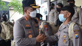 Kapolresta Sidoarjo Kombes Pol Kusumo Wahyu Bintoro, saat memberangkatkan anggota nya untuk pengamanan Pilkades Sumenep.