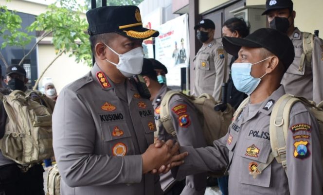 
					Kapolresta Sidoarjo Kombes Pol Kusumo Wahyu Bintoro, saat memberangkatkan anggota nya untuk pengamanan Pilkades  Sumenep.