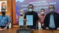 Plh Sekdaprov Jatim, Ir.Heru Tjahyono saat mewakili Gubernur bersama dewan pengupahan provinsi Jatim dan Disnakertrans di Gedung Grahadi, Minggu (21/11/21).