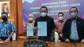 Plh Sekdaprov Jatim, Ir.Heru Tjahyono saat mewakili Gubernur bersama dewan pengupahan provinsi Jatim dan Disnakertrans di Gedung Grahadi, Minggu (21/11/21).