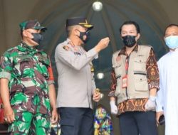 Kapolrestabes Surabaya saat tinjau simulasi pengamanan Nataru di Gereja Santa Maria Surabaya, Minggu (21/11/21).