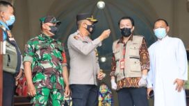 Kapolrestabes Surabaya saat tinjau simulasi pengamanan Nataru di Gereja Santa Maria Surabaya, Minggu (21/11/21).