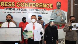 Wakapolrestabes Surabaya Kompol Edy Herwiyanto,saat memimpin konferensi pers pengungkapan Mafia tanah di Gedung Bharadaksa ,Senin (22/12/21)