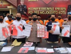 Kapolresta Mojokerto AKBP Rofiq Rifto Himawan saat by gelar konferensi pers kasus tindak pidana penipuan dan pengelapan di halaman Mapolresta Mojokerto,Senin (23/12/21).