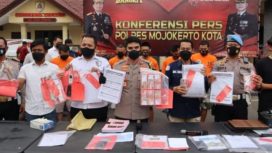 Kapolresta Mojokerto AKBP Rofiq Rifto Himawan saat by gelar konferensi pers kasus tindak pidana penipuan dan pengelapan di halaman Mapolresta Mojokerto,Senin (23/12/21).