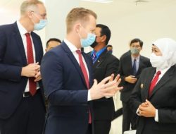 Gubernur Jawa Timur Khofifah Indar Parawansa saat menghadiri pembukaan kantor Konsulat Kerajaan Denmark di Gedung Tanto Jl. Indrapura No.29 - 33 Surabaya.Minggu ( 21/11/21)