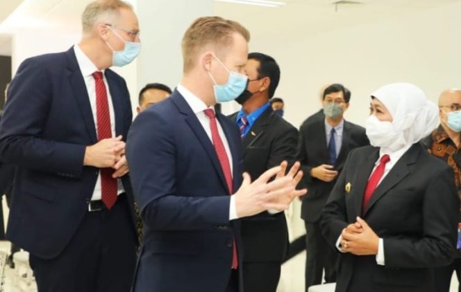 
					Gubernur Jawa Timur Khofifah Indar Parawansa saat menghadiri pembukaan kantor Konsulat Kerajaan Denmark di Gedung Tanto Jl. Indrapura No.29 - 33 Surabaya.Minggu ( 21/11/21)