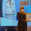 Gubernur Jatim Khofifah Indar Parawansa Saat menyerahkan Piagam Penghargaan ke Kadisnakertrnas Jatim Dr Himawan Estu Bagijo