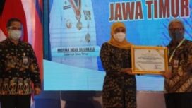 Gubernur Jatim Khofifah Indar Parawansa Saat menyerahkan Piagam Penghargaan ke Kadisnakertrnas Jatim Dr Himawan Estu Bagijo