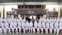 Para sukarelawan vaksinator Covid-19 dari mahasiswi Akbid Graha Husada Sampang – Madura, (23/11)