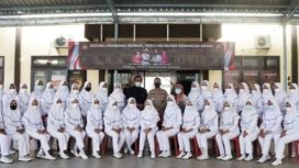 Para sukarelawan vaksinator Covid-19 dari mahasiswi Akbid Graha Husada Sampang – Madura, (23/11)