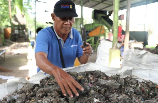 
					Pengelolaan sampah di TPST Desa Banjarbendo Kecamatan Sidoarjo menjadi Briket