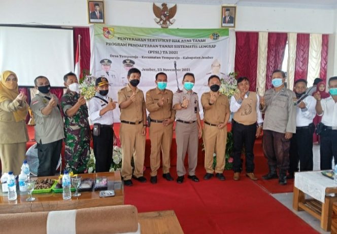 
					BPN Jember Bersama Kadis PU Cipta Karya Serahkan 300 Sertifikat PTSL