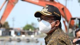 Bupati Sidoarjo, Gus Mudhlor saat sidak normalisasi sungai.Rabu (24/11/21)