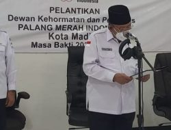 Ketua PMI Provinsi Jatim H. Imam Utomo,saat  melantik pengurus dan Dewan Kehormatan PMI Kota Madiun, Selasa (23/11/2021)