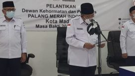 Ketua PMI Provinsi Jatim H. Imam Utomo,saat melantik pengurus dan Dewan Kehormatan PMI Kota Madiun, Selasa (23/11/2021)