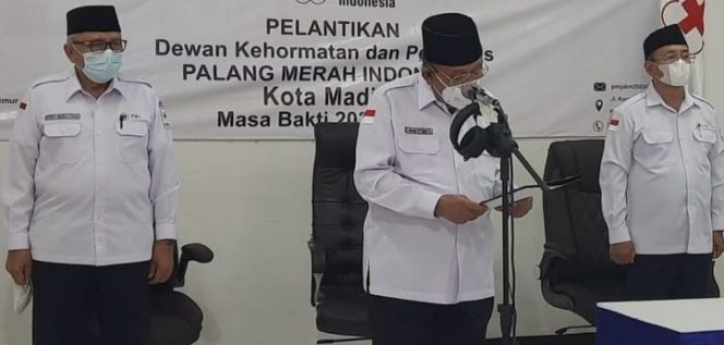 
					Ketua PMI Provinsi Jatim H. Imam Utomo,saat  melantik pengurus dan Dewan Kehormatan PMI Kota Madiun, Selasa (23/11/2021)