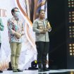 Kapolresta Sidoarjo Kombes Pol Kusumo Wahyu Bintoro saat menerima penghargaan Indonesia Award dari News MNC Group