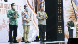 Kapolresta Sidoarjo Kombes Pol Kusumo Wahyu Bintoro saat menerima penghargaan Indonesia Award dari News MNC Group