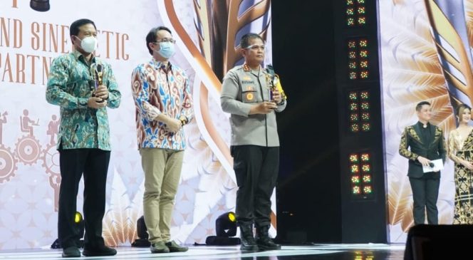 
					Kapolresta Sidoarjo Kombes Pol Kusumo Wahyu Bintoro saat menerima penghargaan Indonesia Award dari News MNC Group