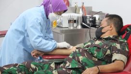 Giat donor darah PMI Jember bersama Persit KCK Cabang 38 Kodim 0824/ Jember di Gedung Unit Donor Darah (UDD), Rabu (24/11/21).