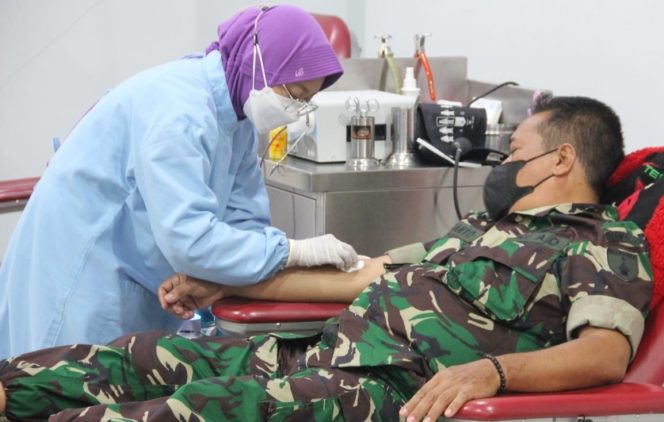 
					Giat donor darah PMI Jember bersama Persit KCK Cabang 38 Kodim 0824/ Jember di Gedung Unit Donor Darah (UDD), Rabu (24/11/21).