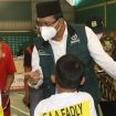Bupati Sidoarjo Gus Muhdlor saat memberikan semangat pada gelaran Kejurkab Bulutangkis di Gor Sidoarjo