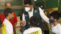 Bupati Sidoarjo Gus Muhdlor saat memberikan semangat pada gelaran Kejurkab Bulutangkis di Gor Sidoarjo