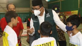 Bupati Sidoarjo Gus Muhdlor saat memberikan semangat pada gelaran Kejurkab Bulutangkis di Gor Sidoarjo