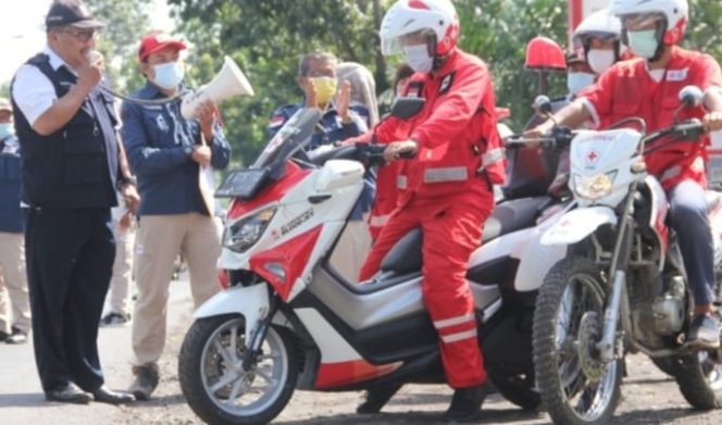
					Apel persiapan petugas posko siaga  pertolongan pertama Pilkades serentak di Kabupaten Jember yang dilaksanakan di halaman kantor PMI Kabupaten Jember (25/11/2021)
