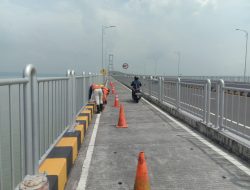 Tampak pekerja PT Radjendra Pratama jaya sedang beraktivitas melaksanakan pekerjaan coating mikron dinding barrier jalur sepeda motor Jembatan Suramadu sisi Gresik