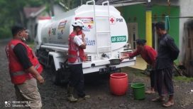 PMI Banyuwangi saat  melakukan Pendistribusian bantuan air bersih dengan menggunakan truk tangki pada warga  terdampak banjir di Dusun Gumukcandi Desa Songgon Kabupaten Banyuwangi (26/11/21).